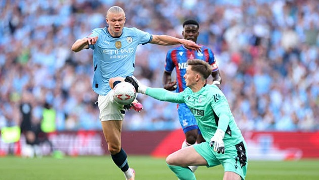 Henderson thoát thẻ đỏ gây tranh cãi: VAR và quyết định gây sốc tại chung kết FA Cup