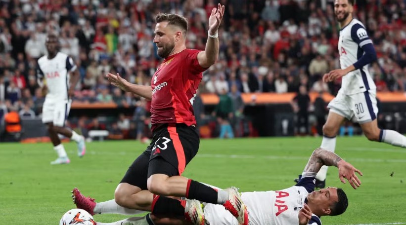 Luke Shaw: Tương lai u ám tại Manchester United sau màn trình diễn thất vọng ở chung kết Europa League