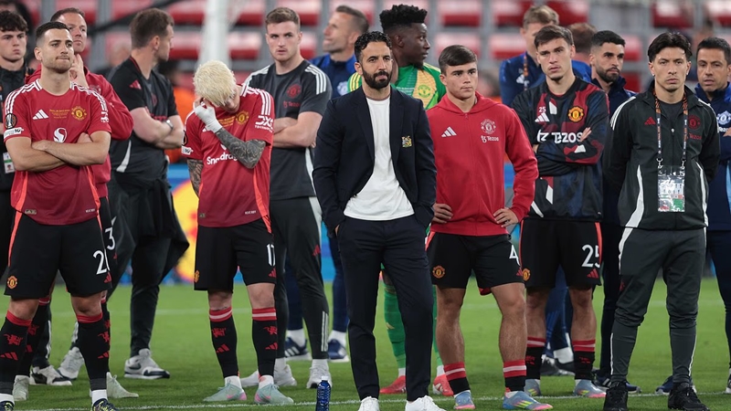 Manchester United chia tay loạt sao, mở ra kỷ nguyên mới